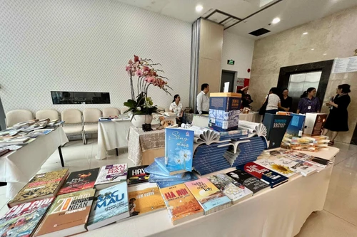 Trưng bày, giới thiệu sách do các nhà báo chấp bút