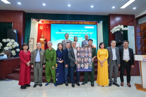 Trao tặng bộ sưu tập di ảnh chân dung "Đại đoàn kết" và "Vinh quang nhà giáo Việt Nam"