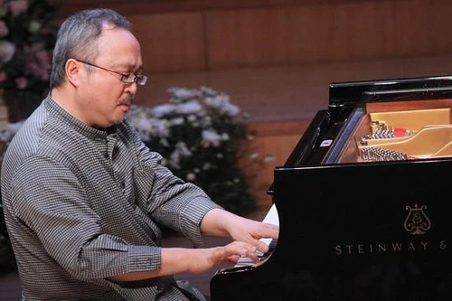 NSND Đặng Thái Sơn đàn tặng cậu bé đoạt giải Nhất cuộc thi viết thư UPU