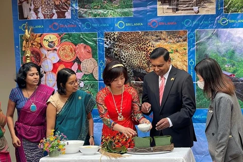 Đại sứ đặc mệnh toàn quyền Sri Lanka thử tài gói bánh chưng