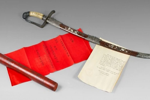 Sắp đấu giá kim bài của vua Khải Định, kiếm báu của vua Hàm Nghi