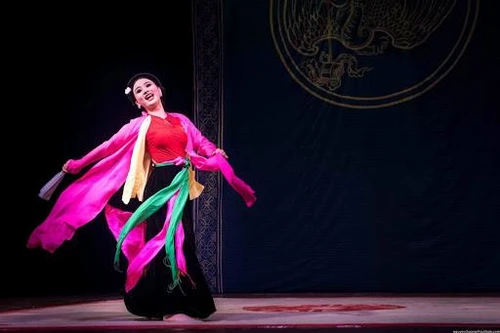 Thị Màu lẳng lơ xuất hiện trên sân khấu cải lương Hà Nội