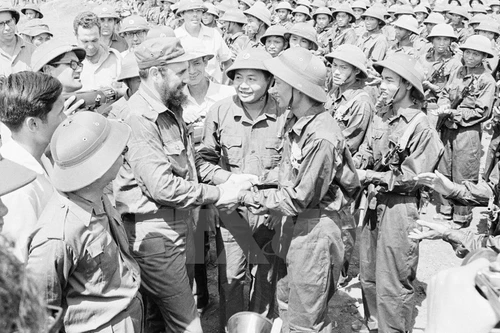 Trưng bày hơn 90 bức ảnh đen trắng mang tính biểu tượng "Cuba trong trái tim nhân dân Việt Nam"