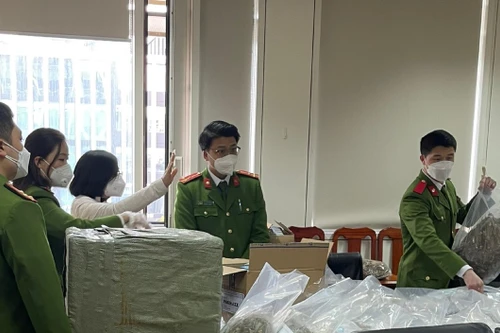 Trao tặng 320 phần quà hỗ trợ cán bộ, chiến sĩ phòng chống dịch Covid-19