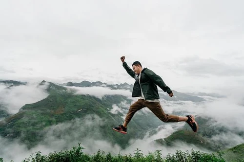 Các tín đồ yêu thích xê dịch "chuyển nghề" sang ca hát