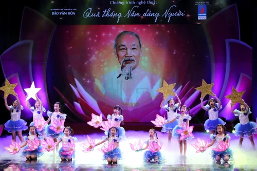 Chương trình nghệ thuật “Quà tháng 5 dâng Người”