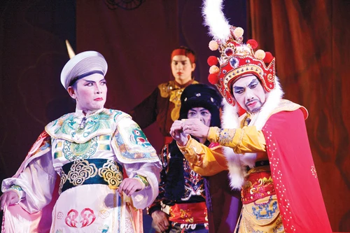 Diễn viên truyền thống đang chấp nhận tình cảnh "cưa sừng làm nghé" để làm nghề