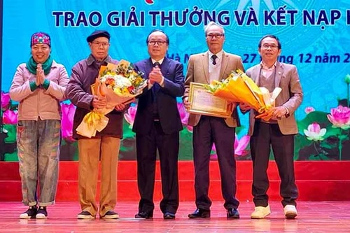 Nhà văn Ma Văn Kháng nhận tặng thưởng "Thành tựu văn học trọn đời"