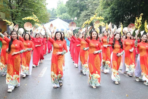  Lễ hội áo dài và diễu hành biểu dương phụ nữ CAND