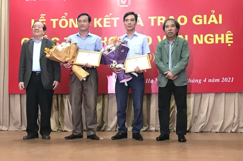 "Mẹ tôi chửi kẻ trộm"- bài thơ gây choáng váng.. vì sự trong sáng 