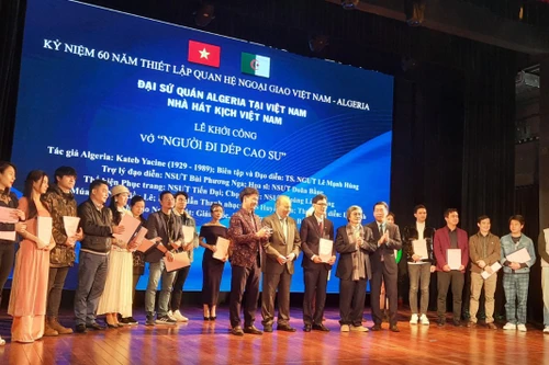 Khởi công dàn dựng vở kịch nói "Người đi dép cao su" 