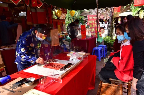 Người dân Hà Nội du xuân không quên phòng dịch