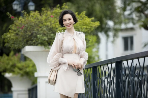 MC Thanh Mai phối đồ sang trọng với trang phục có màu sắc trung tính