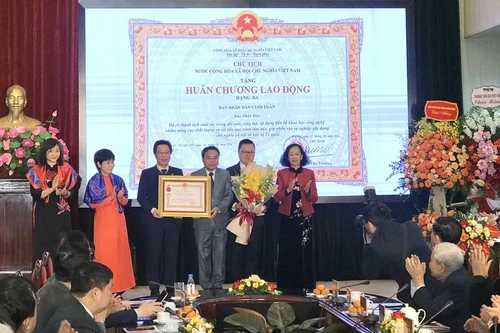 Kỷ niệm 35 năm Ngày Báo Nhân Dân cuối tuần ra số đầu tiên