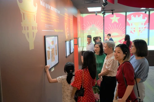 Trưng bày Bảo vật quốc gia- Bộ phác thảo mẫu Quốc huy Việt Nam