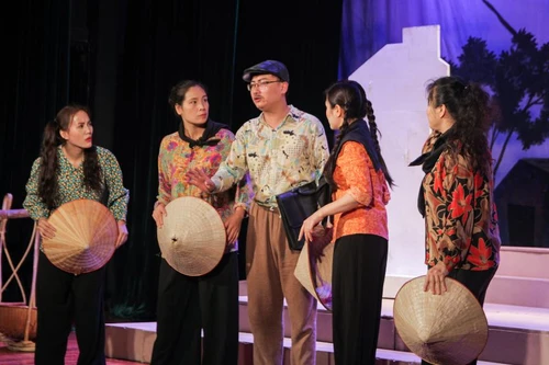 "Bệnh sĩ" đến với khán giả Thái Nguyên