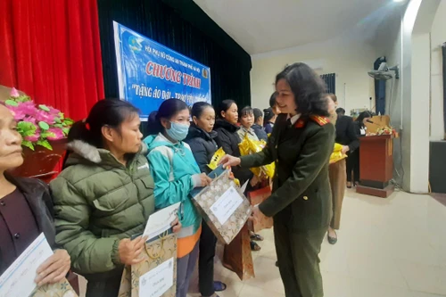 Hội Phụ nữ Công an thành phố Hà Nội tổ chức chương trình "Tặng áo dài-Trao yêu thương" 