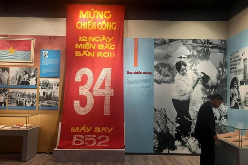 Khai mạc trưng bày chuyên đề “Máu và hoa – Hà Nội 12 ngày đêm” ​