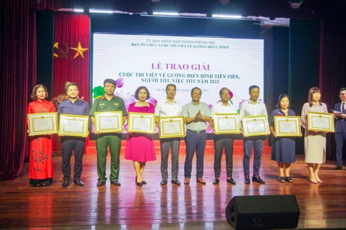 Trao giải cuộc thi viết “Gương điển hình tiên tiến, người tốt, việc tốt” năm 2023