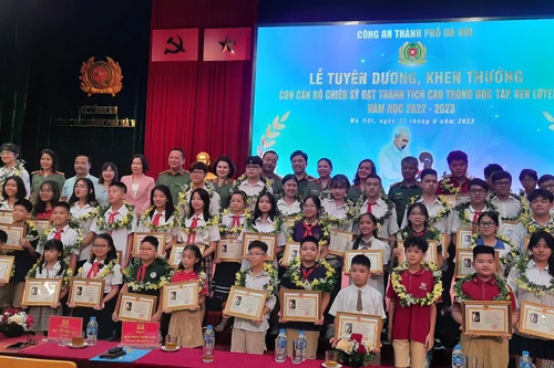 Công an Hà Nội tuyên dương con em cán bộ chiến sĩ đạt thành tích cao trong học tập