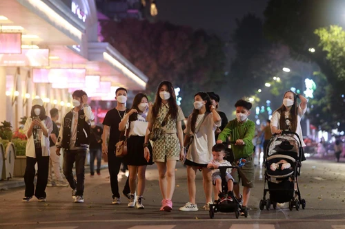 Du khách nói gì về phố đi bộ Hồ Gươm sau hơn 1 năm mở cửa trở lại?