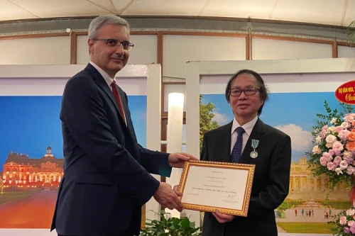 Đạo diễn Đặng Nhật Minh nhận Huân chương Hiệp sĩ Văn học nghệ thuật