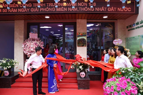 Hoàn Kiếm: Gắn biển công trình Trường Mầm non 1-6 chào mừng 50 năm Ngày thống nhất đất nước