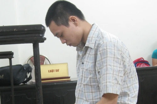 Con trai vác dao "xử" nhân tình của mẹ