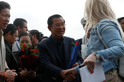 Tàu du lịch 2.200 người được Campuchia chào đón, thoát khỏi "ác mộng" lênh đênh vô định 2 tuần trên biển