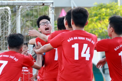 [ẢNH] "Vua về nhì" THPT Nguyễn Tất Thành đi tiếp nhờ thắng luân lưu