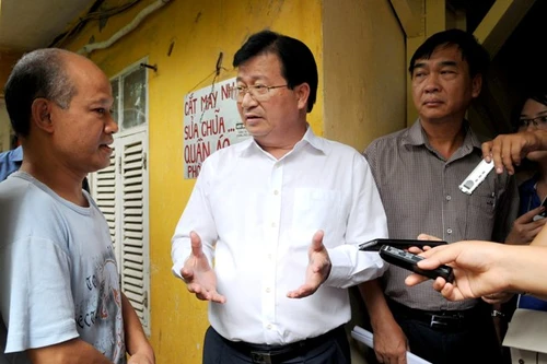 Bộ trưởng ghé thăm nhà nguy hiểm