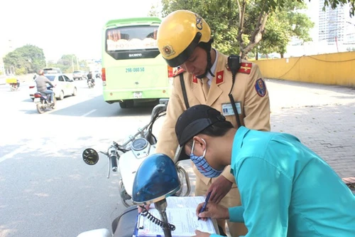 CSGT có được dừng xe xử phạt khi đang mặc thường phục?