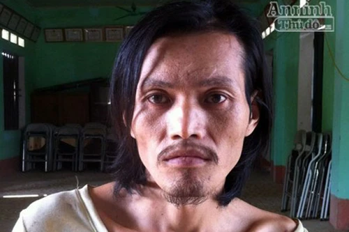 Nghịch tử cầm cuốc sát hại bố đẻ