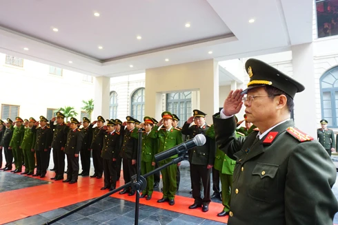 Công an Hà Nội dâng hương, tri ân các Anh hùng liệt sỹ nhân dịp trước thềm xuân Đinh Dậu 2017