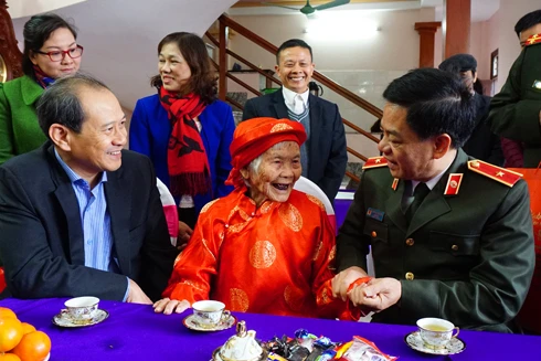  Giám đốc Công an Hà Nội thăm hỏi, chúc Tết mẹ Việt Nam Anh hùng
