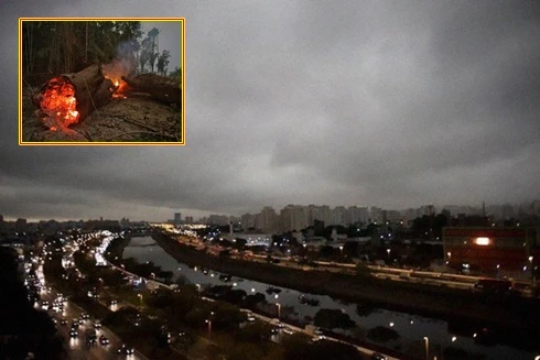 Cháy rừng Amazon: Bầu trời Brazil chìm trong khói tro, 3h chiều tối đen như giữa đêm