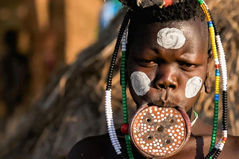 [ẢNH] Những phong tục kỳ lạ nhất của các bộ tộc trên thế giới