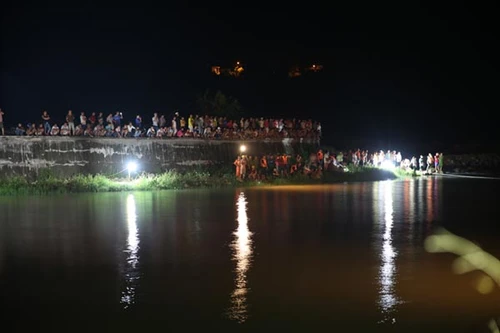 Ba sinh viên tình nguyện Đại học Ngoại thương Hà Nội bị lũ cuốn trôi