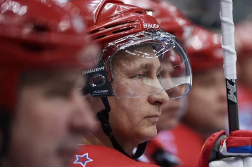 Tổng thống Nga Putin mừng sinh nhật trên sân khúc côn cầu