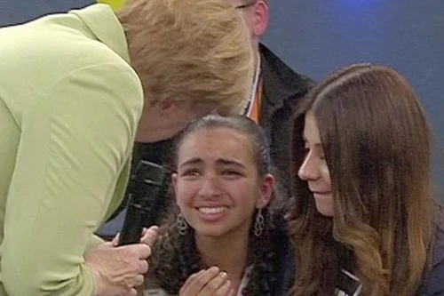 Cô bé khiến nữ Thủ tướng Angela Merkel thay đổi