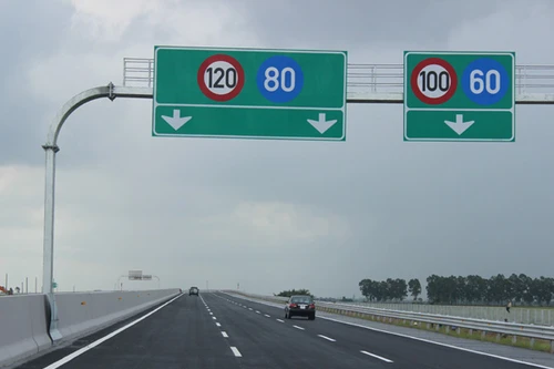 Đường sá tốt, xe được chạy nhanh hơn