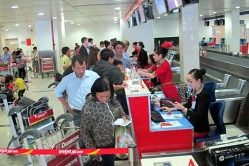 Sau chửi bới, hành khách đi máy bay tự đập đầu vào cửa kính