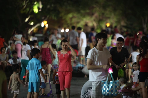 Đêm xuống, dòng người vẫn như nêm cối ngoài trời