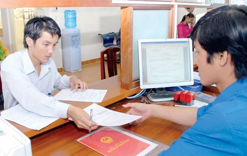 Đo sự hài lòng của dân với phục vụ của chính quyền: Cấp sổ đỏ vẫn "bét bảng"