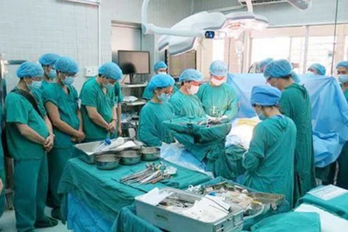 Y bác sĩ cúi đầu trước chàng trai hiến tạng cứu 4 người