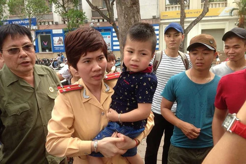 Hà Nội: Phát hiện 2 cháu bé bị lạc bố mẹ