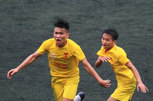 [ẢNH] THPT Quang Trung thắng "6 sao", THPT Lê Văn Thiêm nghẹt thở giành vé tứ kết