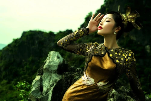 Hoa hậu Triệu Thị Hà "hoá thân" thành nữ thần rừng xanh cực quyến rũ