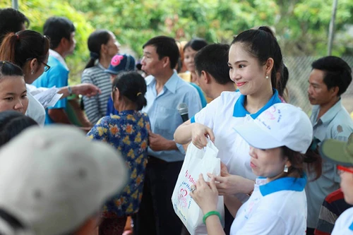 Nữ hoàng Du lịch Dương Kim Ánh giản dị đi từ thiện