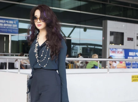 Hoa hậu Giáng My khoe chân trần trắng muốt ở sân bay